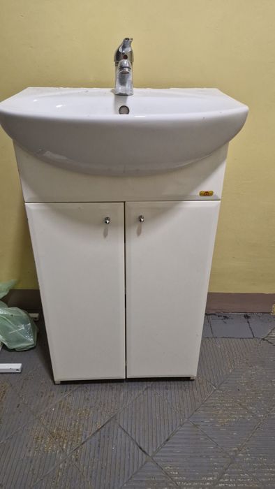 Umywalka łazienkowa z baterią 50 cm