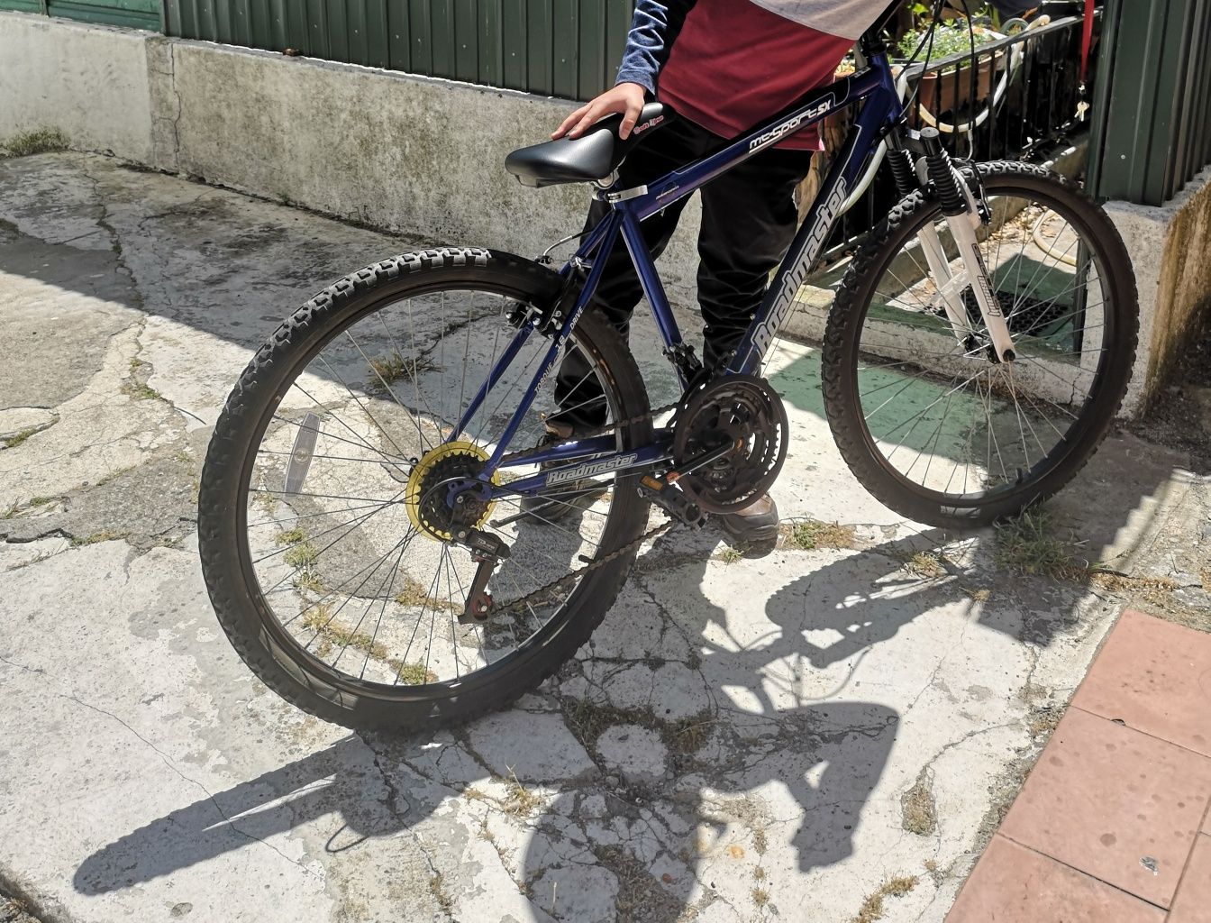 Bicicleta com suspensão à frente