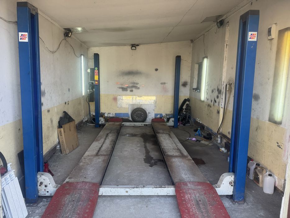 Podnosnik 4 kolumnowy Fog wraz z podnośnikiem nożycowym 3T