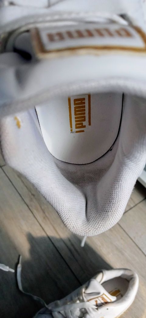 Białe snakersy Puma na platformie