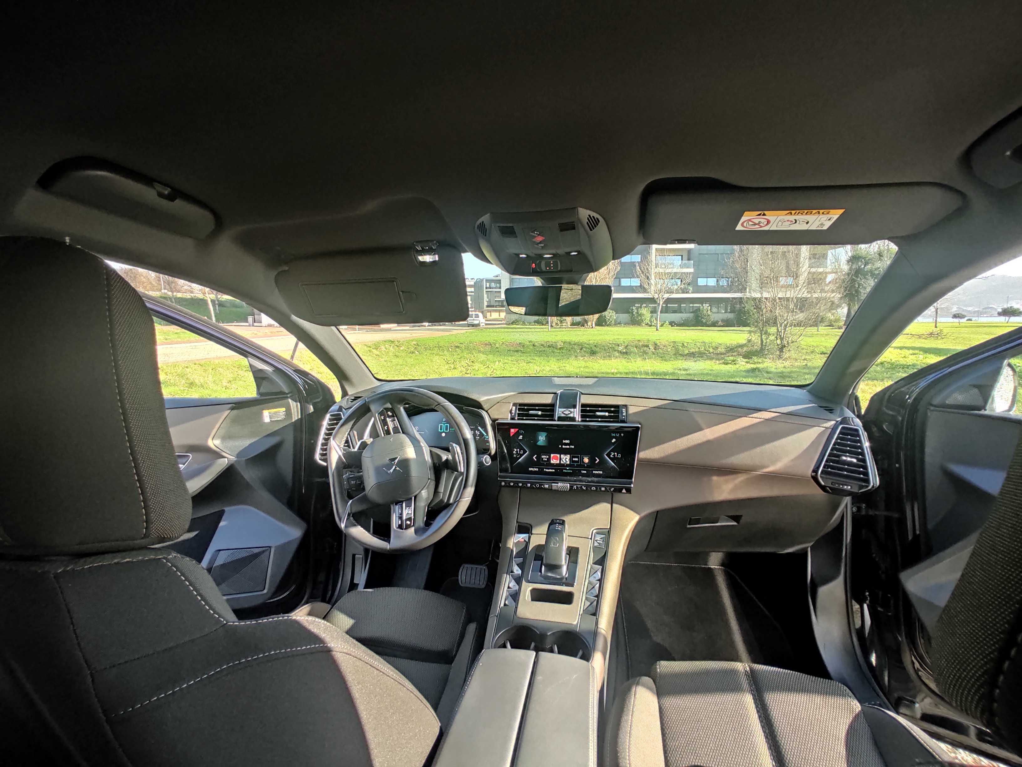 DS7 PHEV. Rigorosamente impecável.