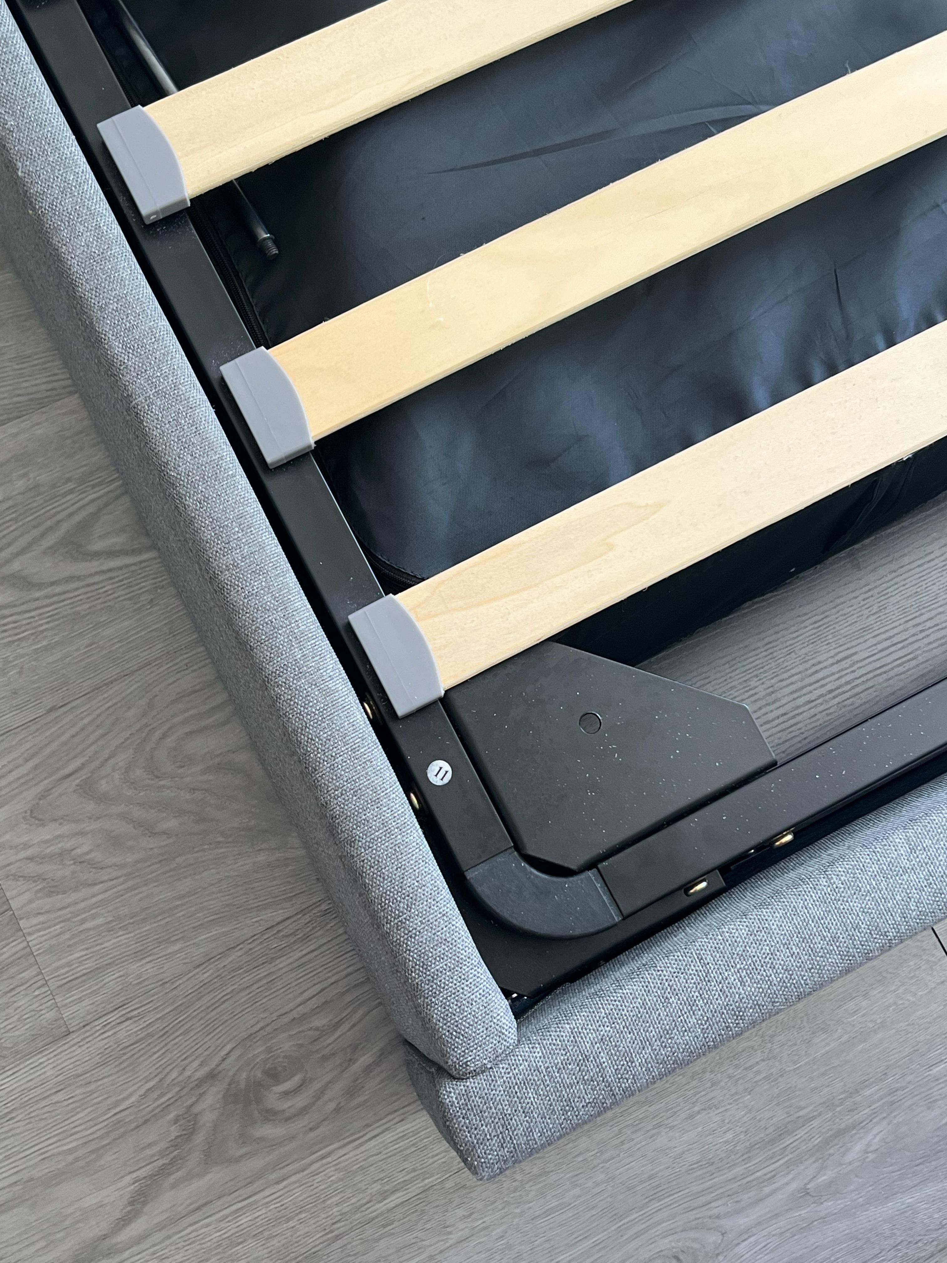 Cama com cabeceira e estrado elevatório