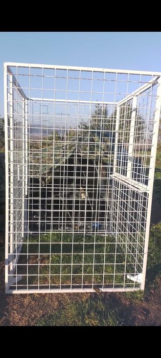 Kojec , klatka na narzędzia budowlane i inne na budowie.