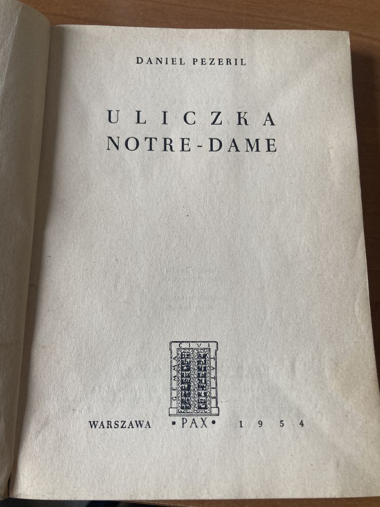 Książka pt,,Uliczka Notre-Dame 1954