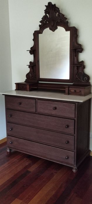 Cómoda antiga com pedra mármore e alçado com espelho