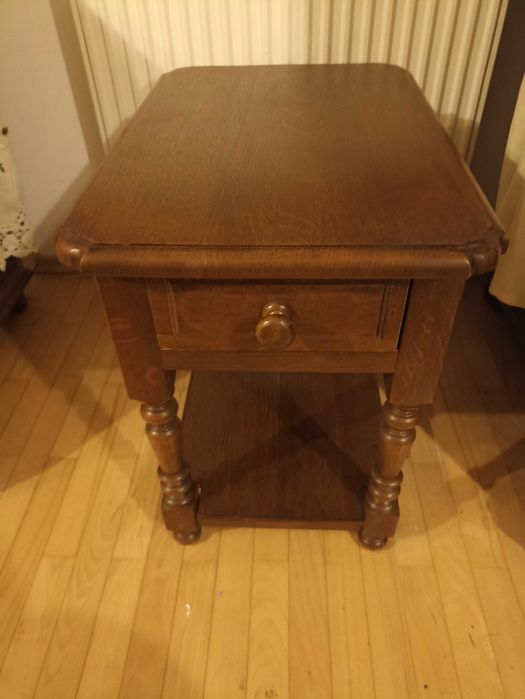 Stylowy Dębowy Stolik z Szufladą