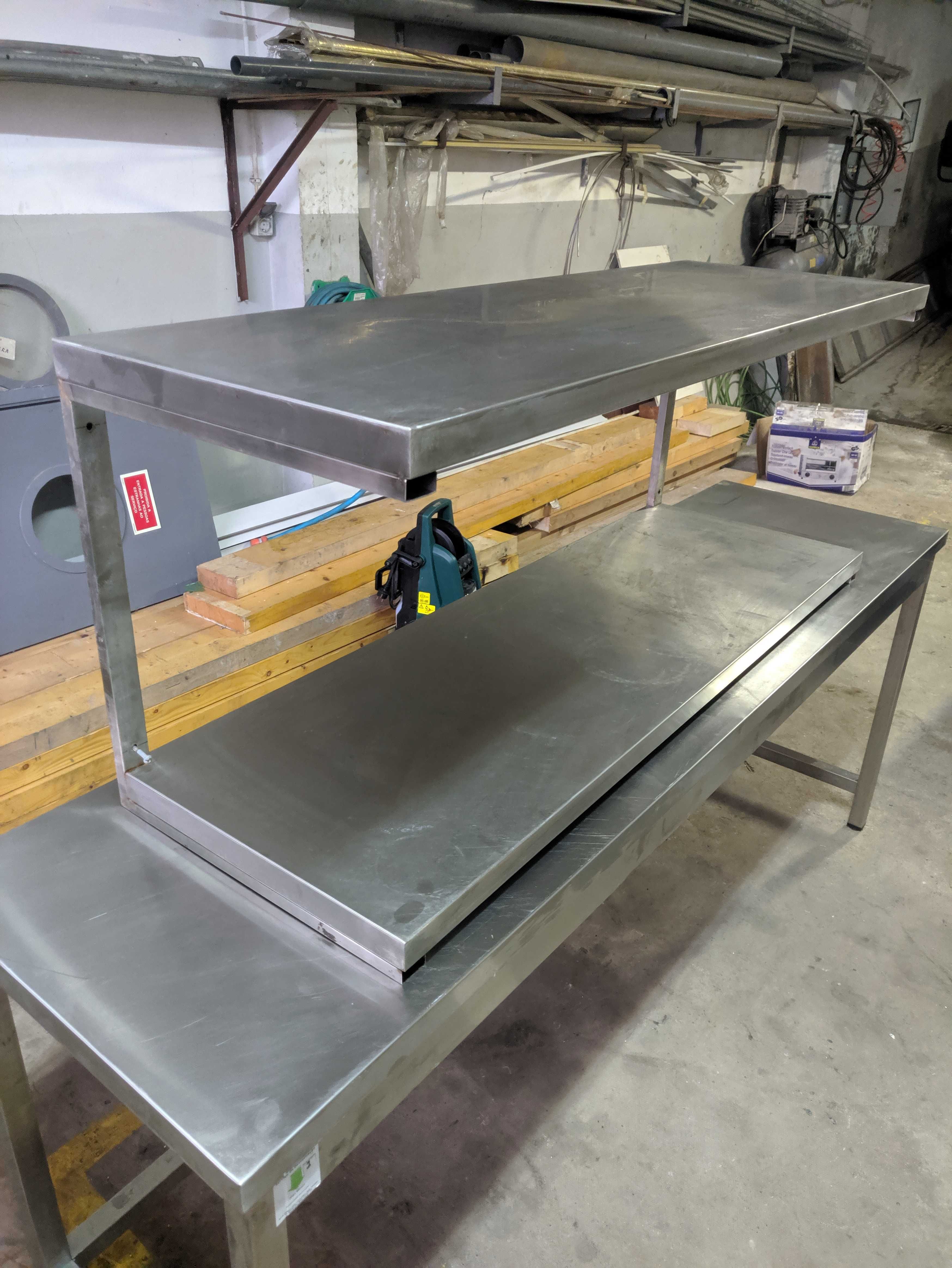 Conjunto de prateleiras robustas totalmente em aço inox. Em bom estado