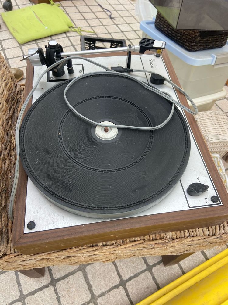 Gira discos antigo e colunas