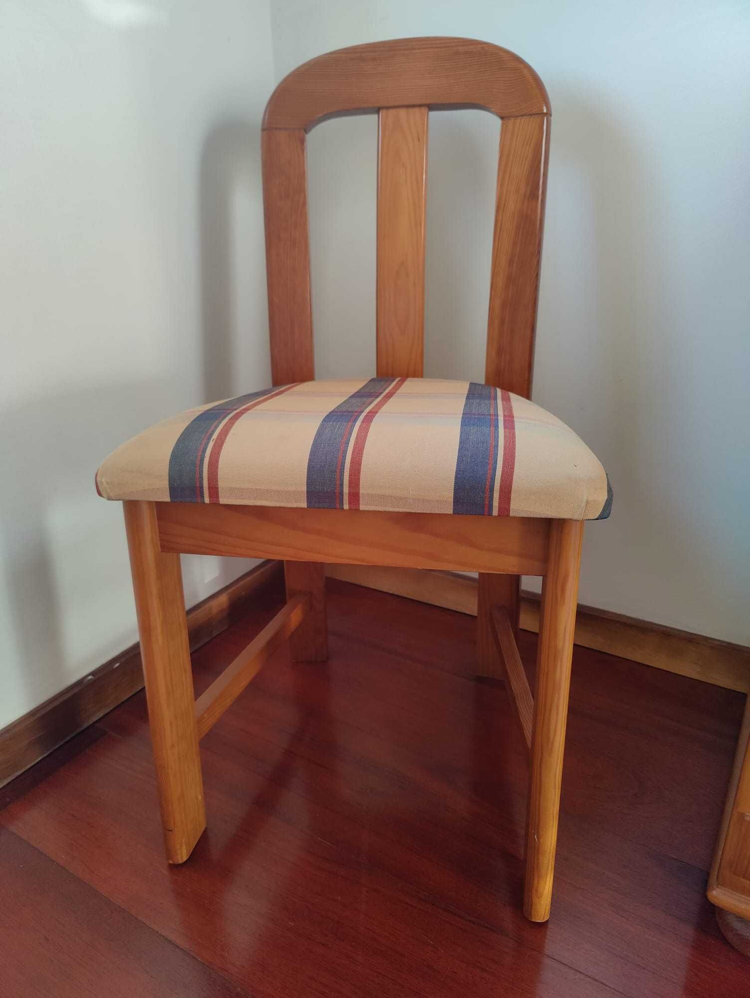 Cadeira de Quarto em Pinho