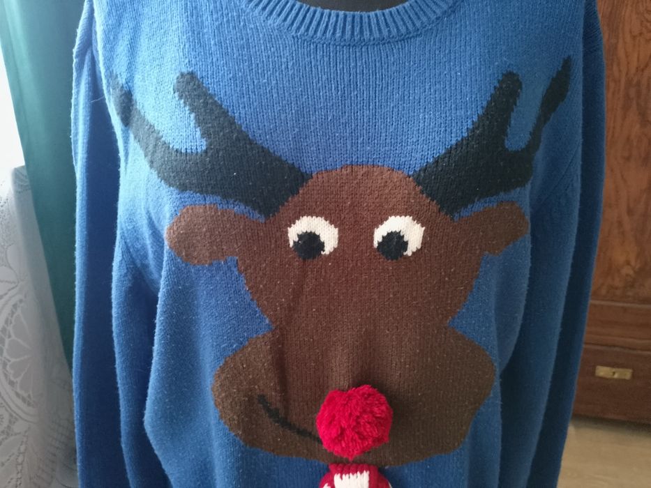 Długi niebieski sweter z reniferem