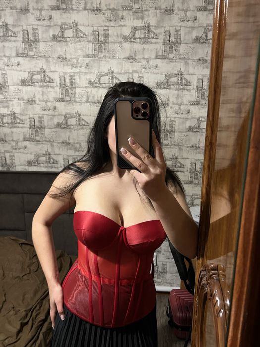 Корсет червоного кольору на шнурку