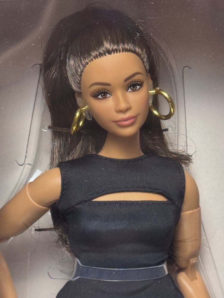 Колекційна лялька Барбі Barbie Basics Model 05 брюнетка