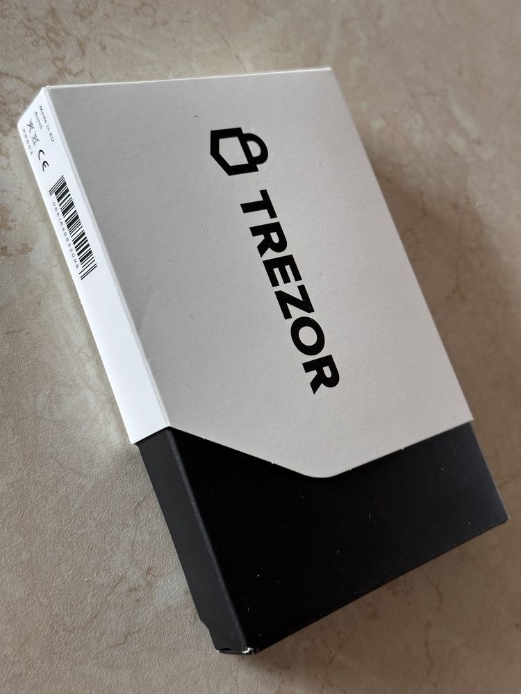 Аппаратный криптокошелек холодного хранения Trezor