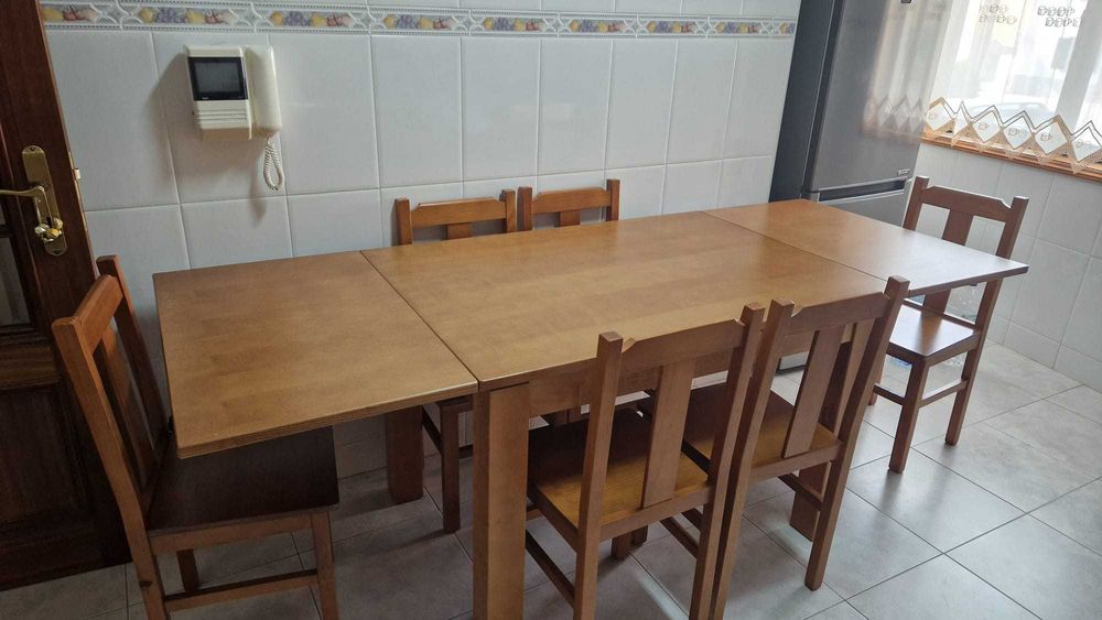 Mesa de madeira com cadeiras