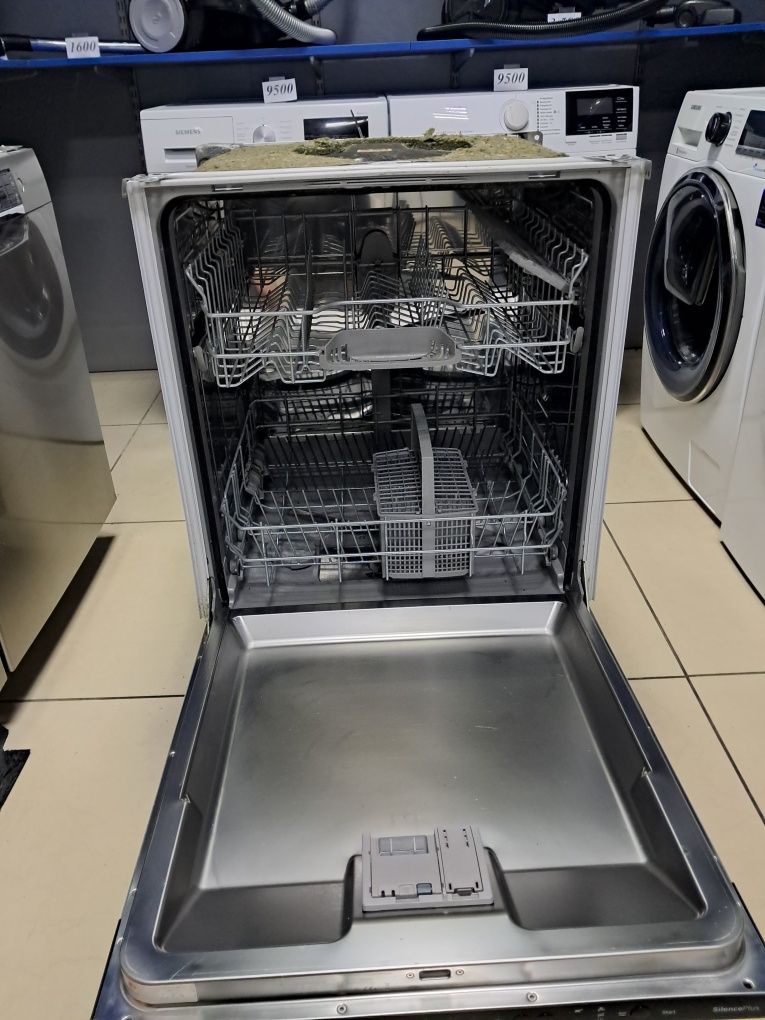 Повновбудована посудомийна машина Bosch 2021 року на 12 комплектів, А+