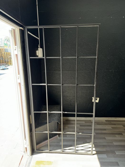 Грати на двері