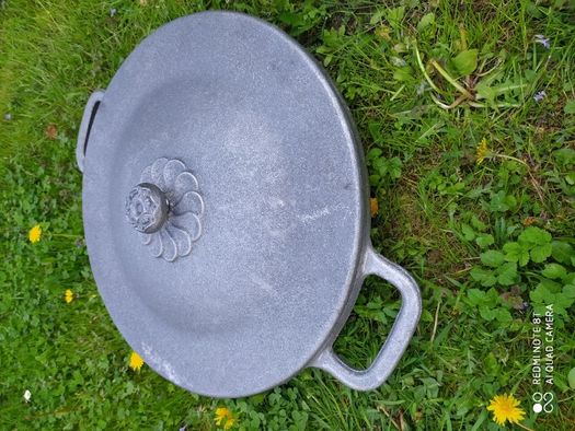 Patelnia żeliwna z pokrywą na ognisko na nóżkach 50cm Żeliwiak