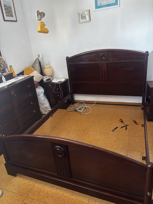 Cama e cabeceiras madeira mogno