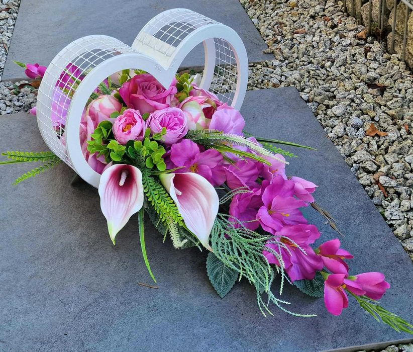 Kompozycja kwiatowa na grób cmentarz stroik serce ikebana Z624