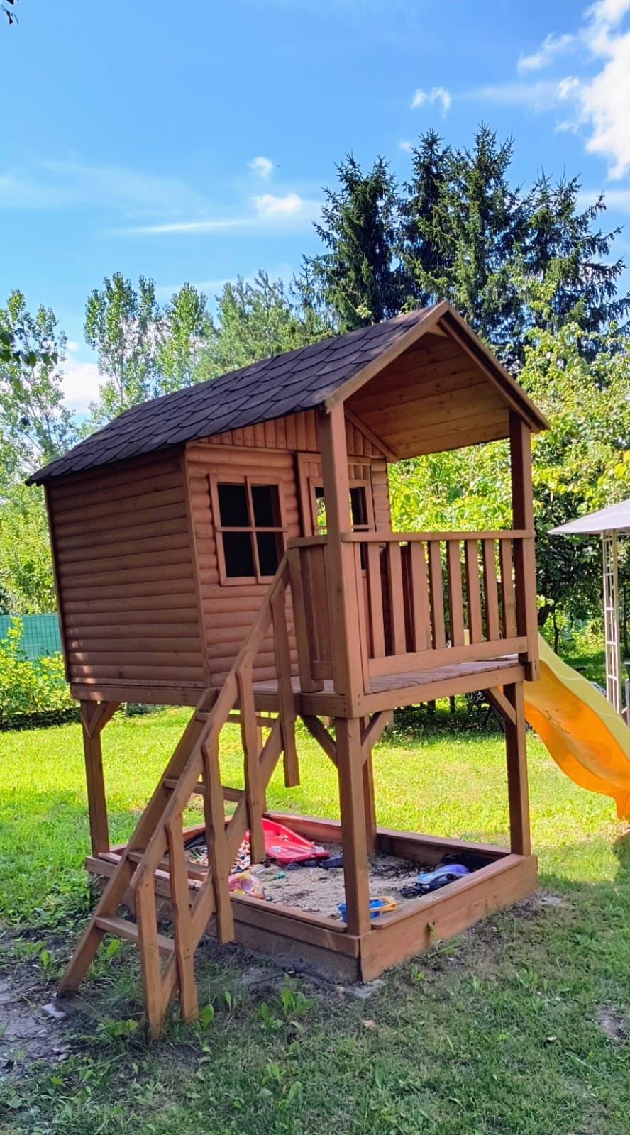 Domek ze zjeżdżalnią i piaskownicą