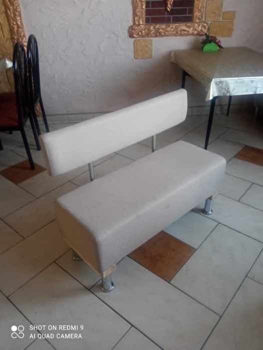 Мякі лавки кремового кольору є 5 штук