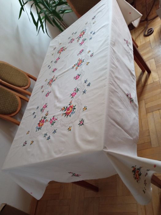 Obrus ręcznie haftowany i wyszywany