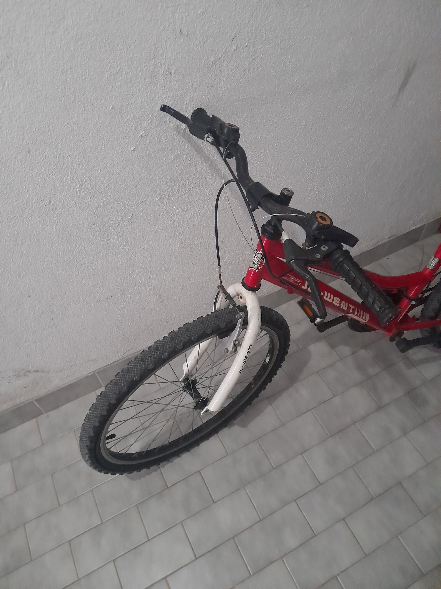 Bicicleta vermelha roda 24"