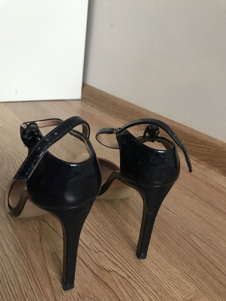 Szpilki zamszowe z czubkiem stradivarius 37