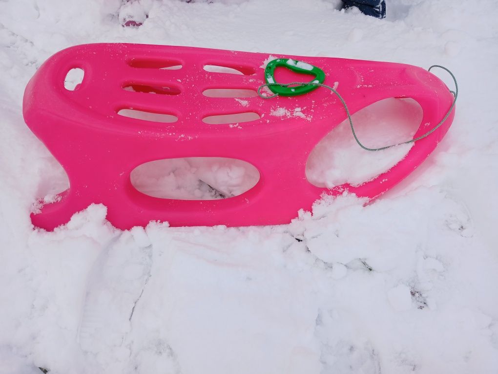Różowe solidne plastikowe sanki
