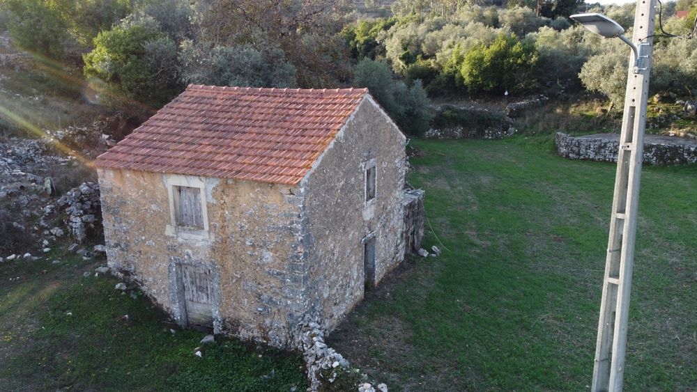 Terreno com Casa Centenária em Pedra — Buraca do Casmilo