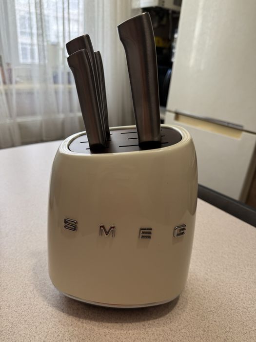 Набір ножів Smeg з підставкою ,6 ножів + підставка