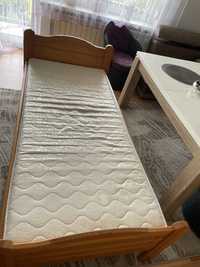 Łóżko z materacem