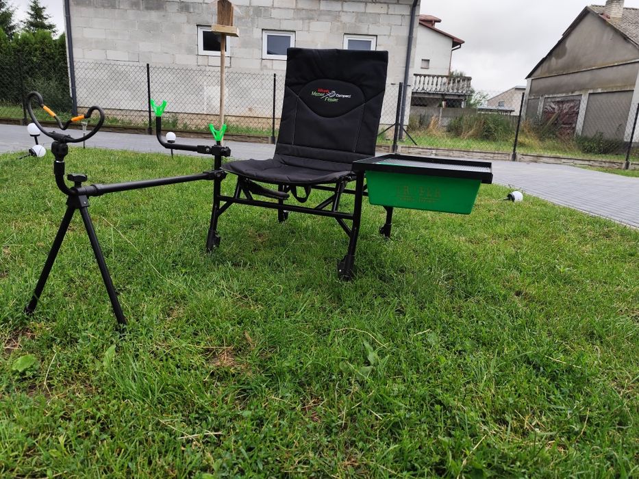 Fotel wędkarski Mikado z feeder arm i półką boczną