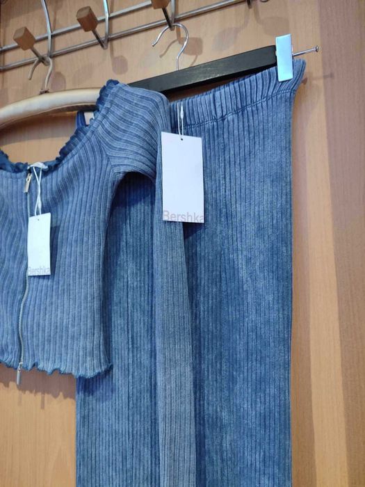 Conjunto saia e top cropped BERSHKA