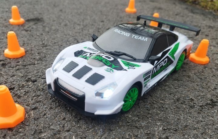 Дрифт машинки на радіокеруванні