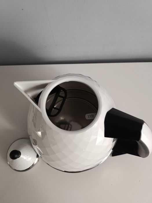 Czajnik elektryczny De'Longhi Brillante KBJ