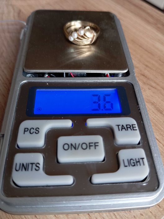 Złoty pierścionek z naturalnymi perłami hodowlanymi, PRL, próba 585