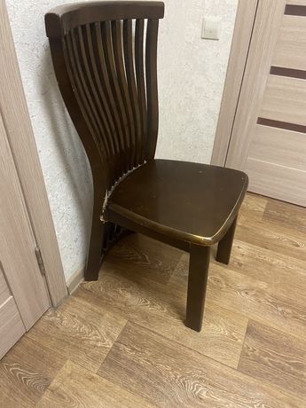 Продам дубовий стілець під ремонт.