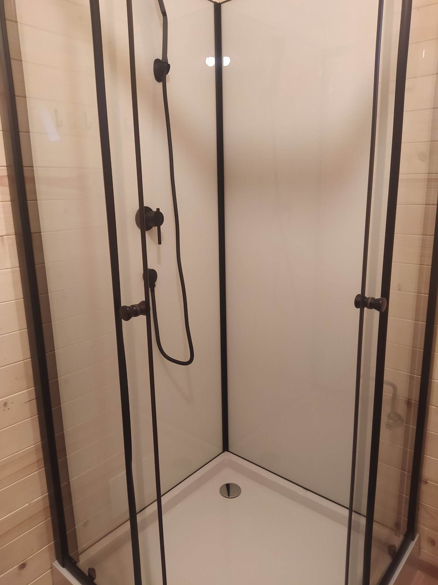 Świerkowy Domek z jacuzzi do wynajęcia nad jeziorem Pluski