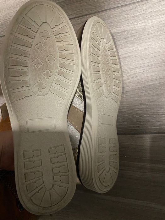 Sapatos em pele- novos