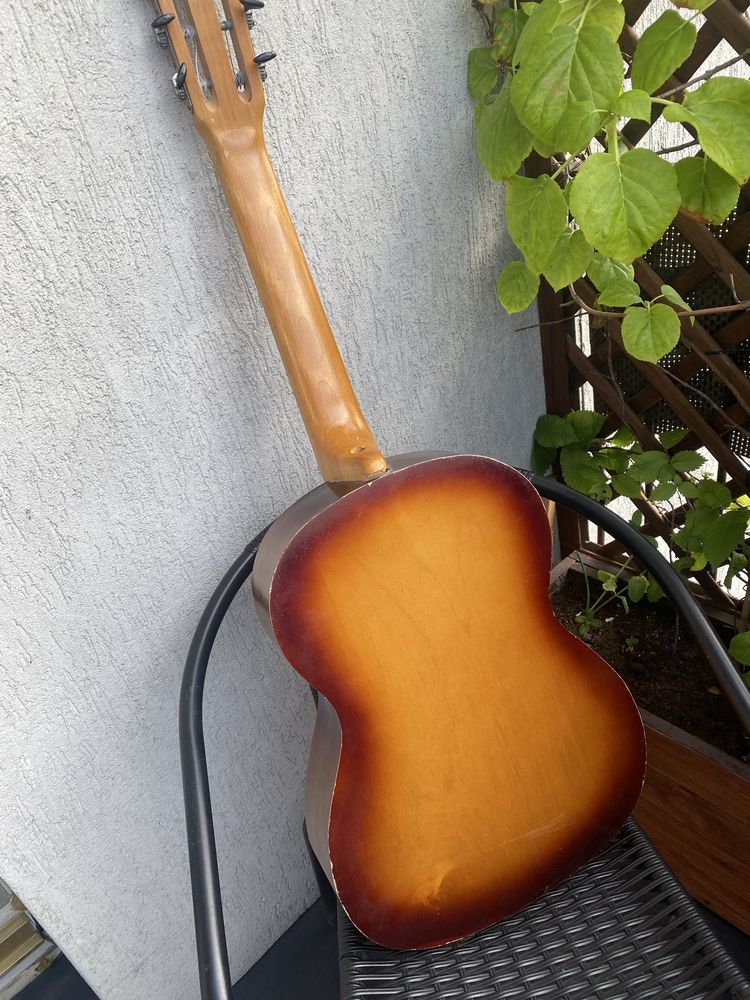 Gitara widoczna na zdjeciu