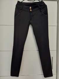 Czarne śliskie spodnie damskie