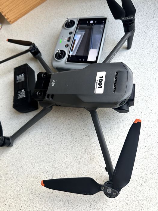 DJI Mavic 3 квадрокоптер