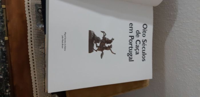 Livro- Oito Séculos de Caça em Portugal - NOVO