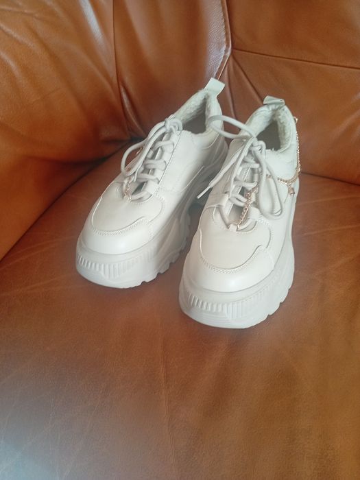 Sneakersy na platformie