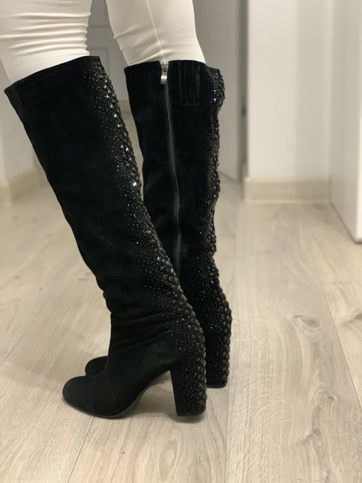 чорні замшеві чоботи