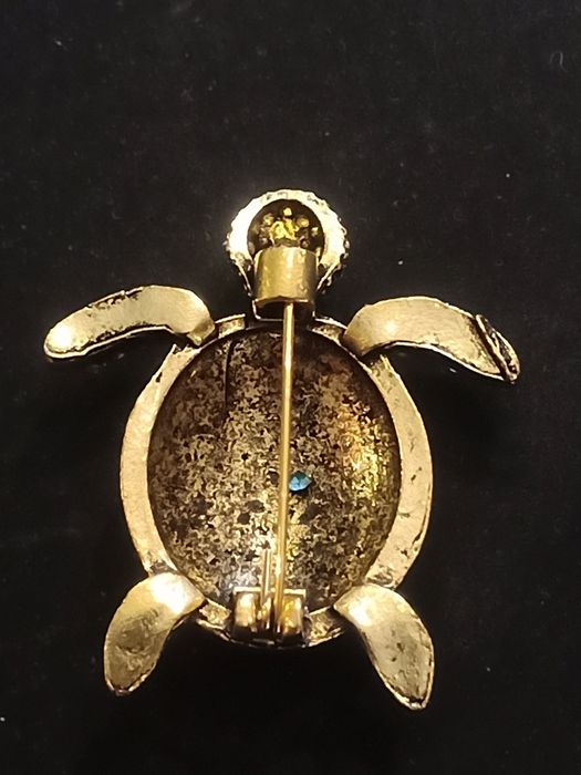 Pregadeira ou broche para casaco tartaruga ou flor