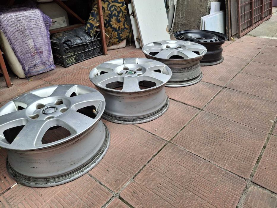 Продам комплект з 4-х оригінальних литих дисків на 15 шкода .