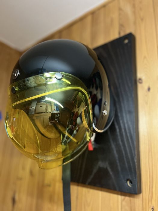 Wieszak na kask motocyklowy