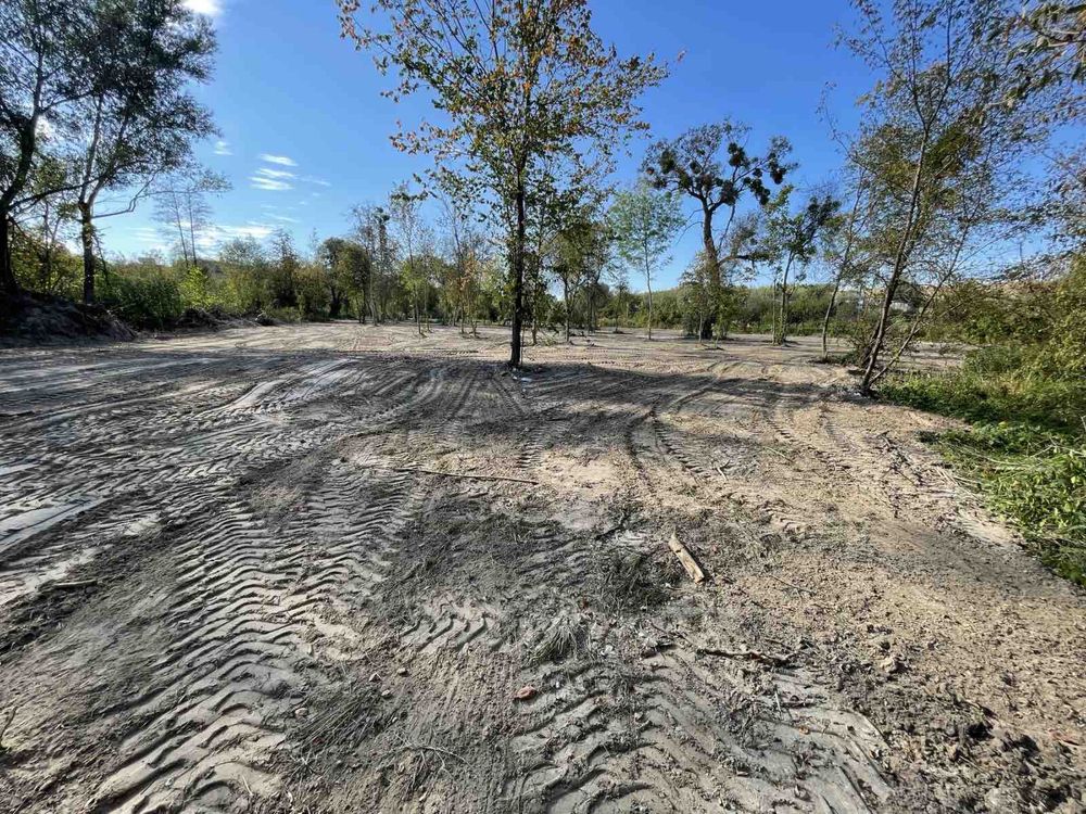Пейзажна ділянка в затишному місці біля води